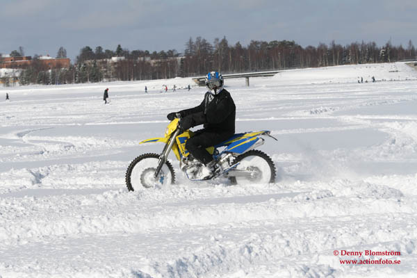 060401 Cross på isen 061